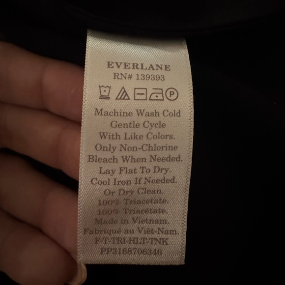 Elegant Black Sleeveless Top - Picture 5 of 5